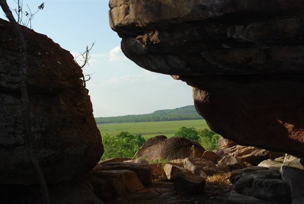 Rocce di arenaria incorniciano la verde pianura di Katherine