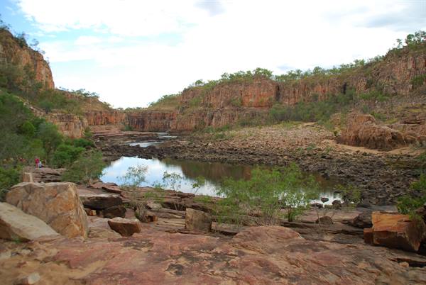 Gole di Katherine, fiume tranquillo tra pareti rocciose rosse e rocce ribellite