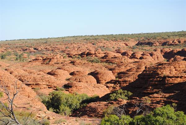 Formazioni rocciose rosse dominates il paesaggio sotto cielo azzurro, Kings Canyon