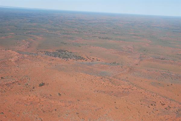 Il deserto rosso dell'outback visto dall'aereo, verso Alice Springs