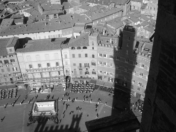 The shadow of the Mangia