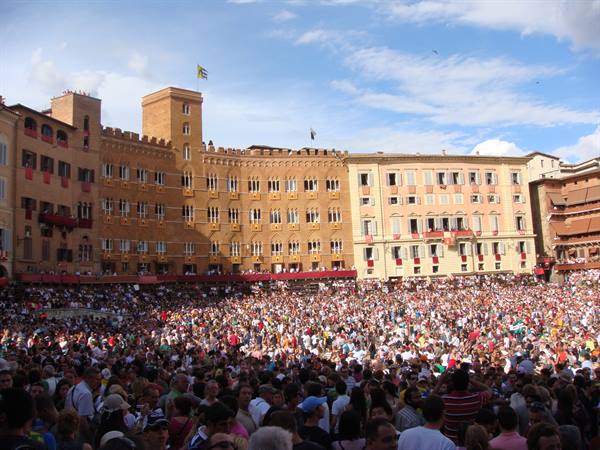 The square fills up