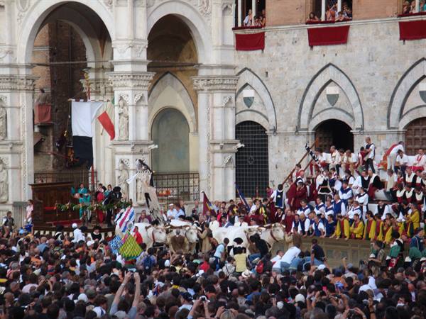The Palio arrives in Piazza del Campo