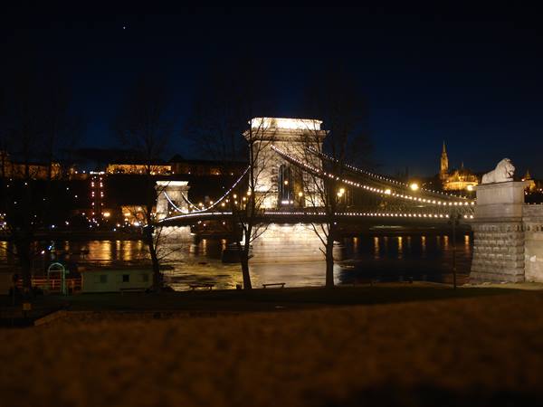 The chain bridge by night