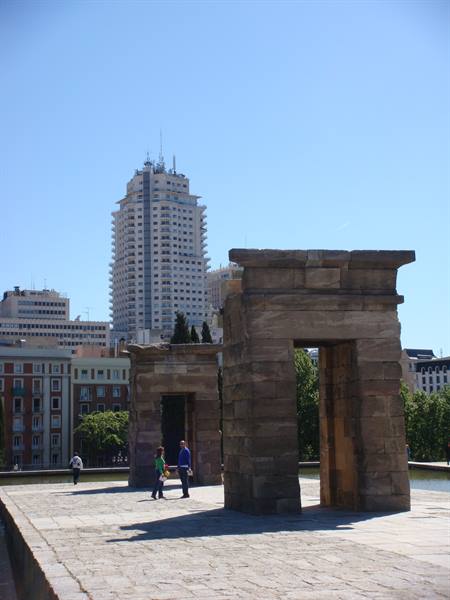 The temple of Debod checked by the 'Giraffe' in Plaza de Espana