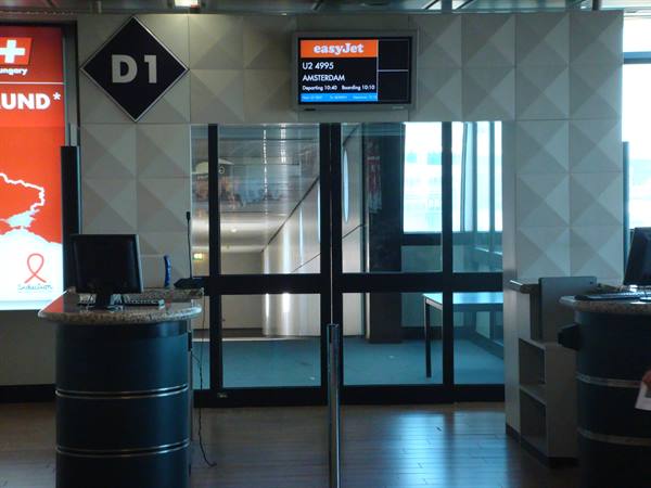Airport gate D1, easyJet screen showing flight U2 4693 to Amsterdam