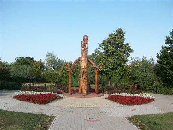 Voniarcvashegy - wooden sculptures
