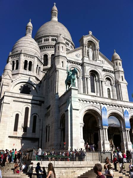 Tourists on the steps in front of the Sacré-Cœur basilica in Montmartre, Paris