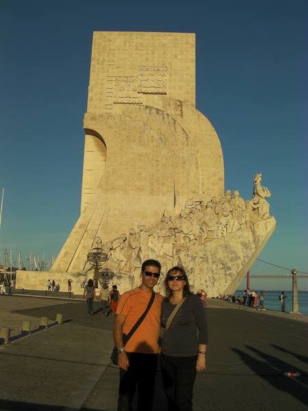 Couple in front of the Padrão dos Descobrimentos monument, Lisbon, golden light