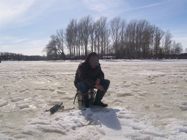 Yaroslavl, fishermen on the frozen river