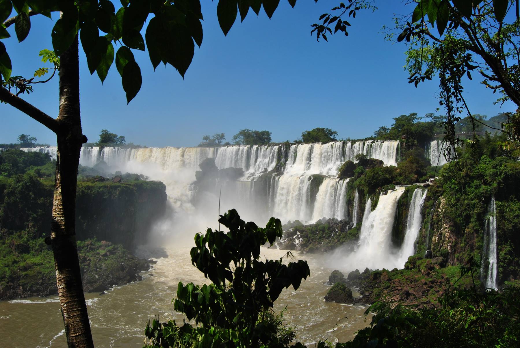 Cascate di Iguazú, China scaglia tra foresta verde e cielo azzurro