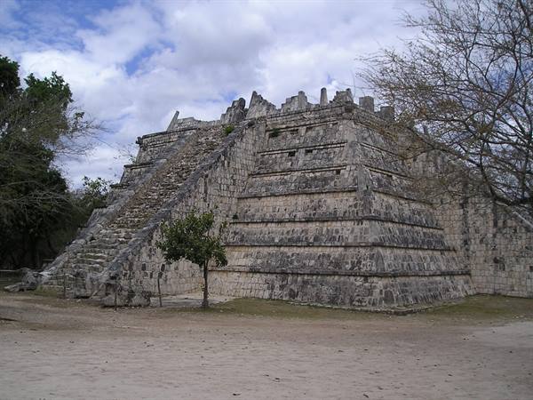 Mayan stone pyramid at Chichén Itzá, steep staircase, cloudy sky
