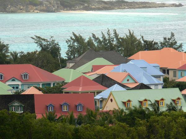 Colorful Caribbean rooftops in front of the turquoise sea at Saint-Martin
