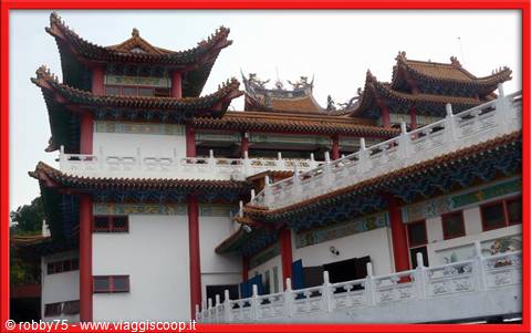 Thean Hou Temple in Kuala Lumpur, dragon-adorned roofs and red columns