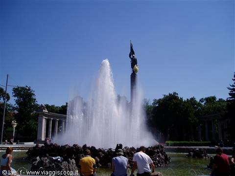 Tourists in front of the Hochstrahlbrunnen fountain at Schwarzenbergplatz, Vienna