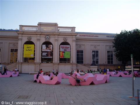 Museumsquartier in Vienna: pink sofas in front of the Künstlerhaus facade