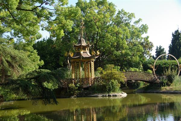 Golden Chinese pavilion and wooden bridge over the pond at Villa Durazzo Pallavicini