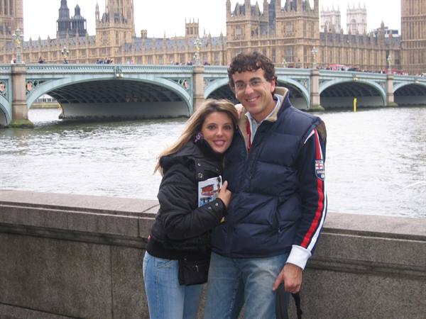 Smiling couple in front of the Thames, Westminster Bridge and the Palace of Westminster
