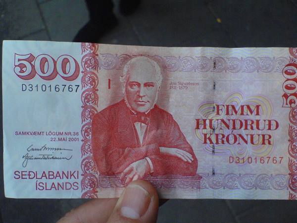 Icelandic 500 krónur banknote showing Jón Sigurðsson, held in hand