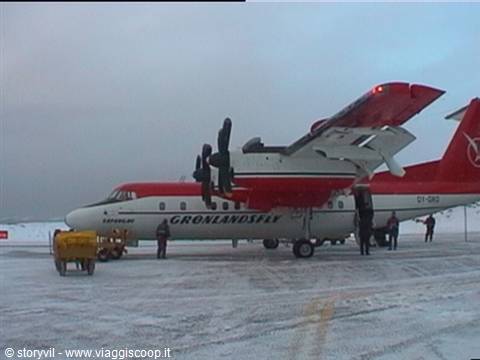 Gronlandsfly Twin Otter aircraft parked on snowy tarmac with ground crew