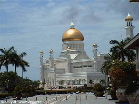 Omar Ali Saifuddien Mosque, golden dome and white minaret among palms