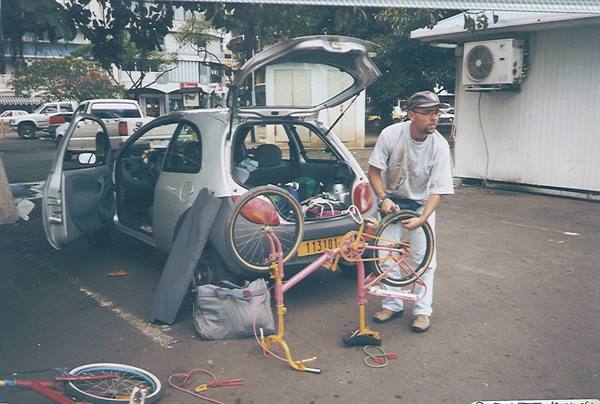 The Ford KA and the assembly of the Graziella bikes brought from Italy