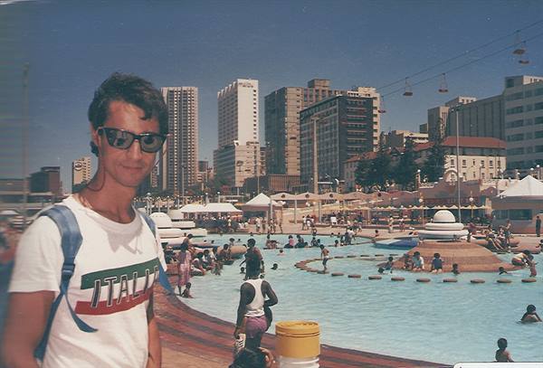 Young man in sunglasses and Italia t-shirt in front of the Sea Point pool