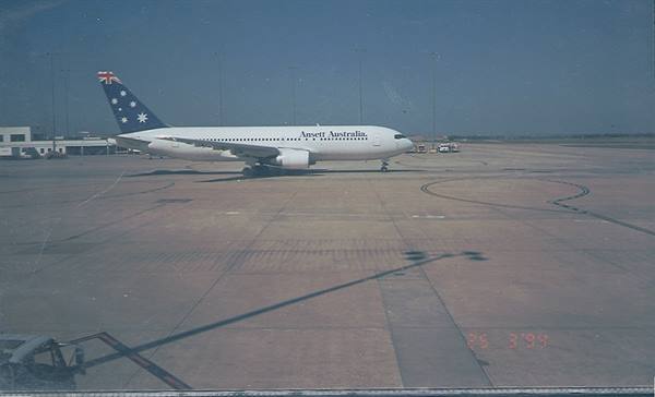 Ansett Australia Boeing waiting on the airport tarmac under a blue sky