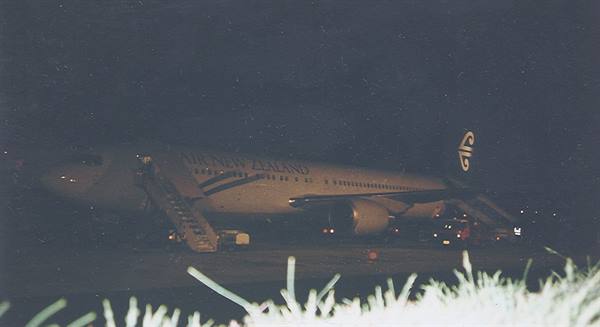 {"it": "Aereo Air New Zealand in notturna con scala mobile appoggiata sul??", "en": "Air New Zealand aircraft parked at night with boarding stairs attached"}
??
Wait — fix Italian: {"it": "Aereo Air New Zealand in notturna con scala mobile d'imbarco", "en": "Air New Zealand aircraft parked at night with boarding stairs attached"}