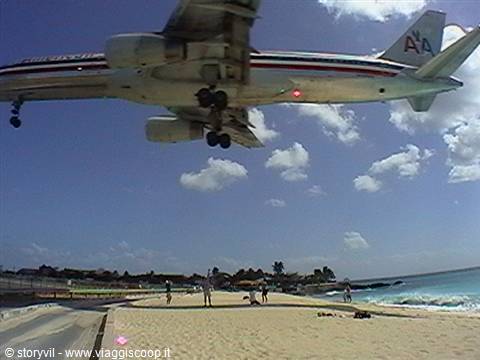 American Airlines plane landing low over Maho Beach