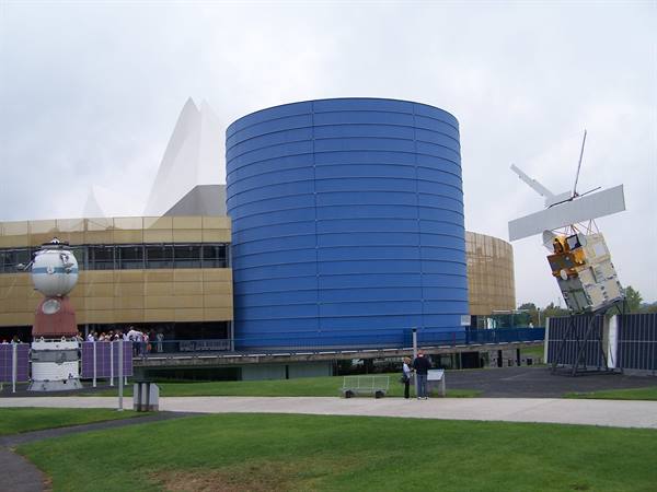 Cité de l'Espace in Toulouse: blue cylinder, satellite models and visitors
