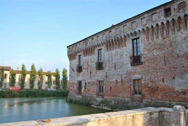Rocca Sanvitale in Fontanellato, crenellated brick walls overlooking the moat