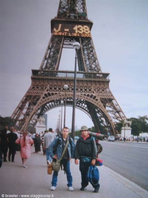 Two backpackers pose beneath the Eiffel Tower, countdown J-138 to 2000