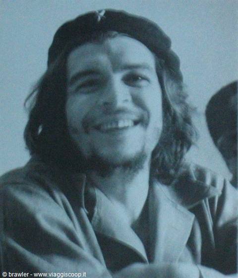 Black and white portrait of smiling Che Guevara wearing beret