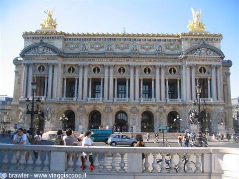 Tourists in front of the Opéra Garnier facade, gilded statues under blue sky