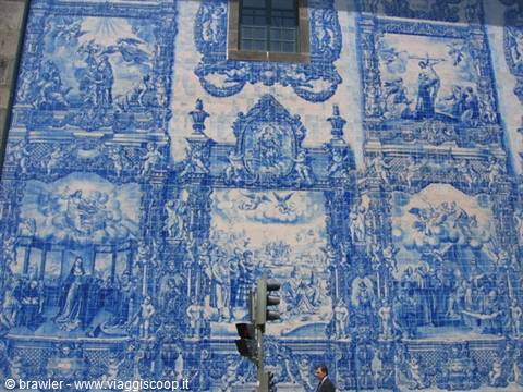 Facade fully covered in blue and white azulejo tiles in Porto