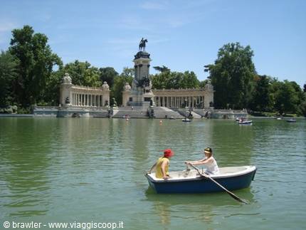 Couple rowing a boat on the Retiro Park pond, Madrid