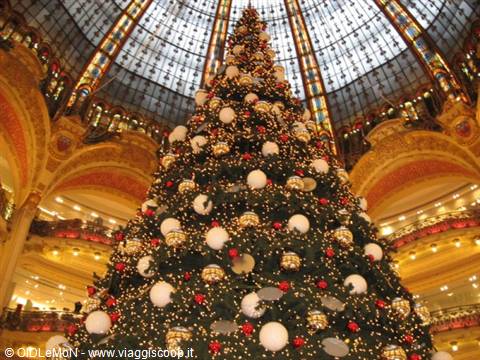 Christmas tree with golden baubles under the Art Nouveau dome of Galeries Lafayette