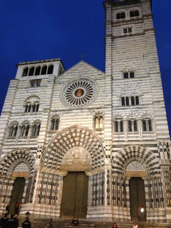 Facciata a strisce bianche e grigie del duomo di San Lorenzo a Genova