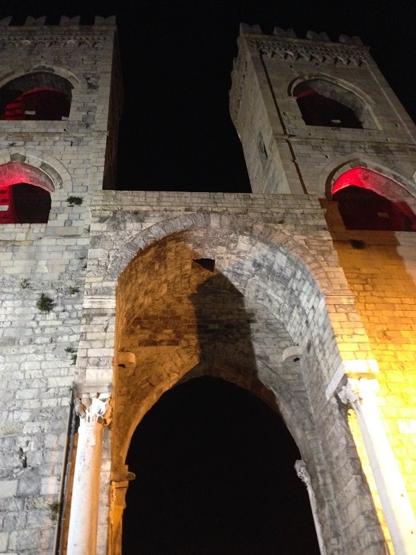 Le due torri medievali di Porta Soprana a Genova illuminate di notte