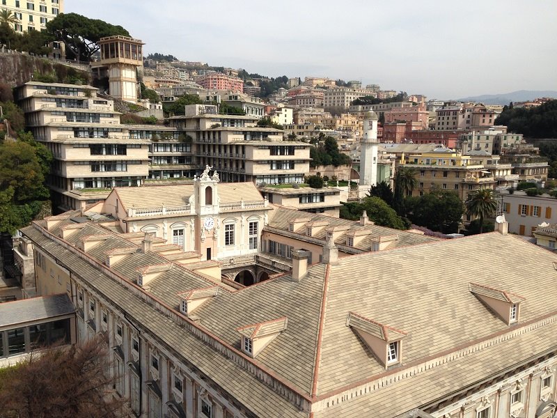Tetti in ardesia e palazzi storici di Genova sotto cielo nuvoloso