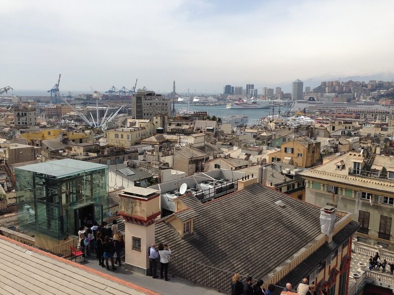 Tetti di Genova visti dalla terrazza di via Garibaldi, turisti, porto sullo sfondo