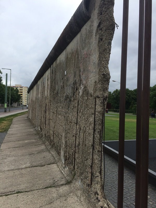 Segmento del Muro di Berlino in cemento sotto il cielo grigio
