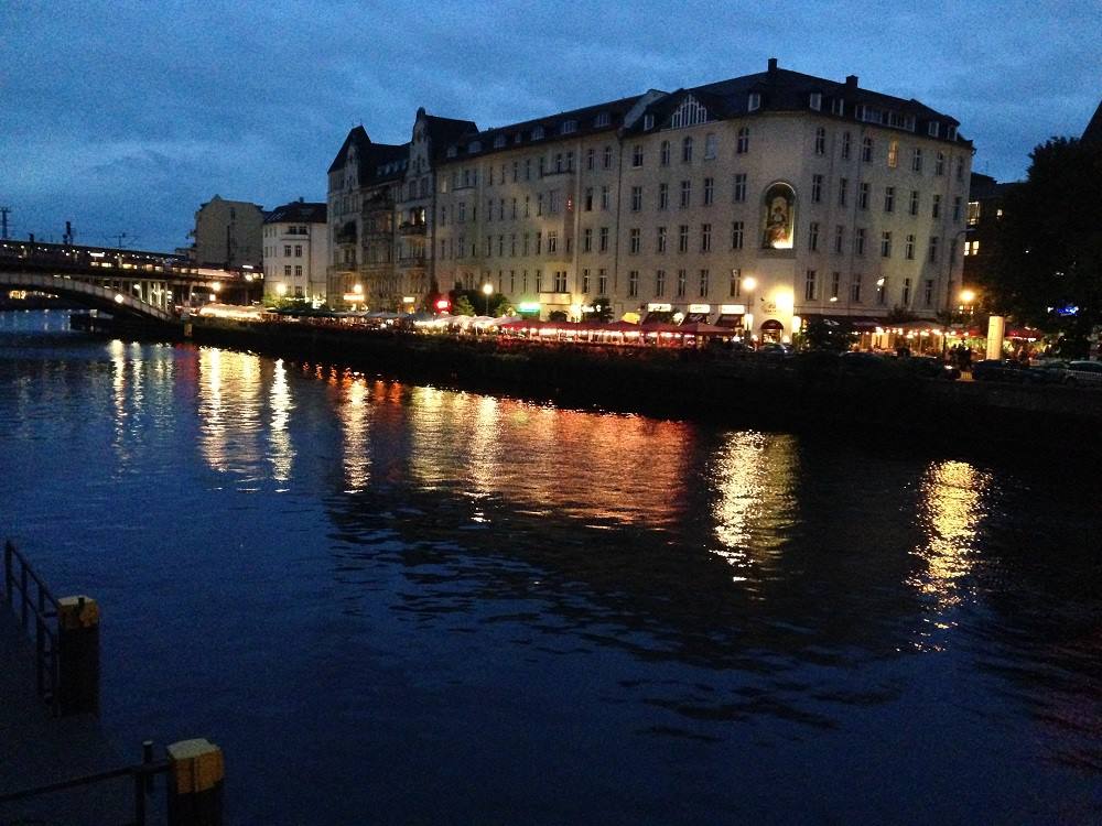 Berlino: fiume Sprea di notte, luci dei ristoranti riflessi sull'acqua scura