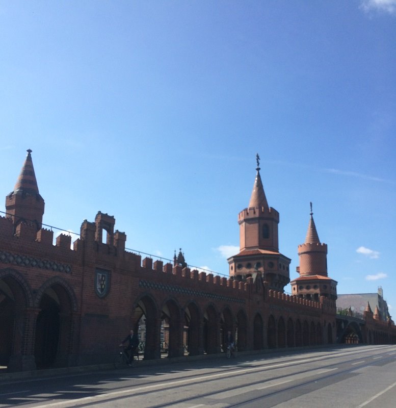 Torri in mattoni rossi dell'Oberbaumbrücke a Berlino sotto cielo azzurro