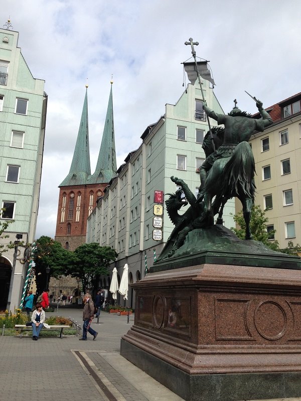 Statua bronzea di San Giorgio e il drago davanti alla Nikolaikirche di Berlino