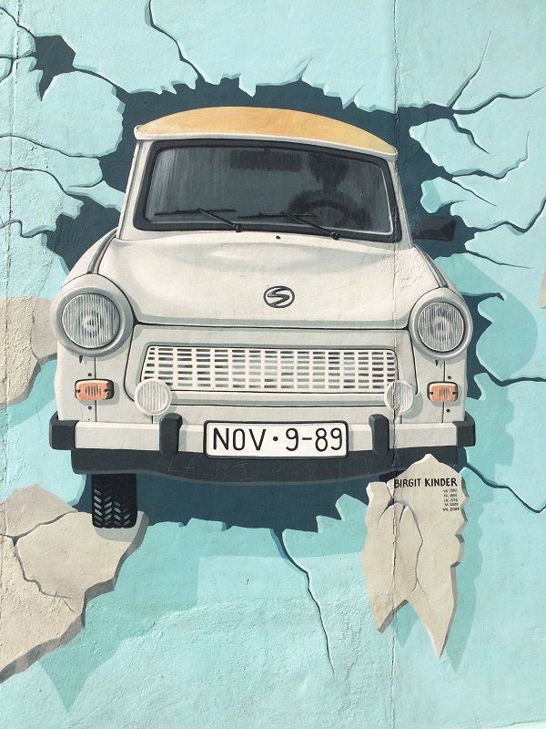 Murale di una Trabant bianca che sfonda il muro, East Side Gallery di Berlino
