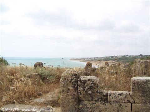 Stone ruins at Selinunte above the sandy beach, cloudy sky