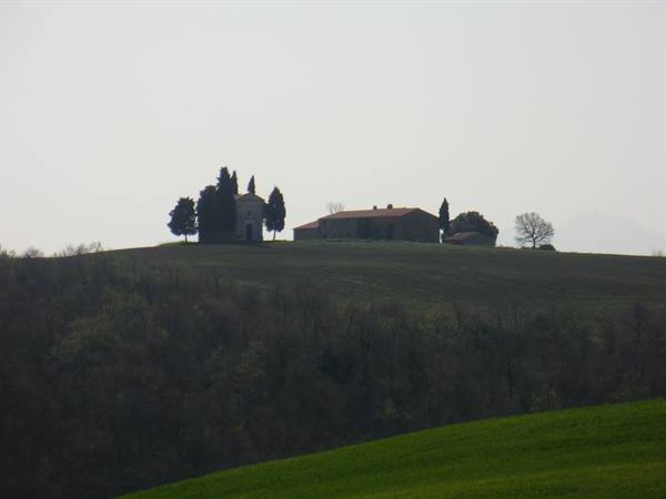 Small chapel between San Quirico and Pienza
