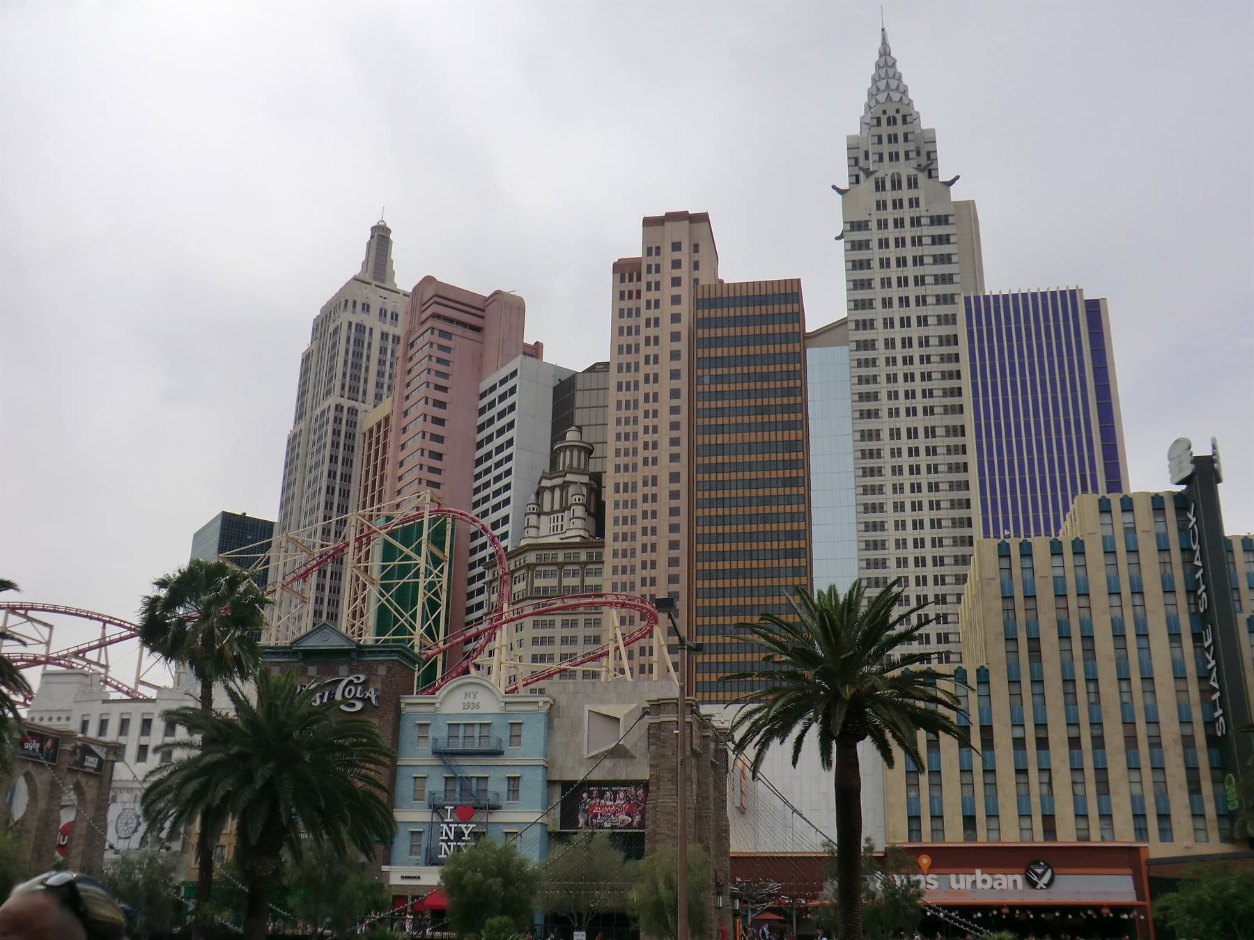 Hotel New York-New York a Las Vegas con grattacieli, montagne russe e palme